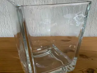 Glasvase, stor, firkantet -  som ny