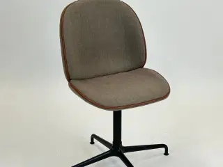 GUBI | Beetle Meeting Chair (m. brun kant)