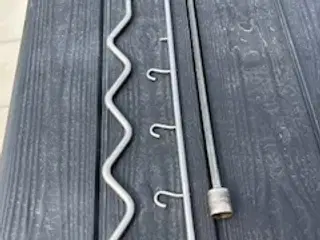  Tørrekroge og støttebensopruller. 50 kr pr stk.