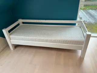 Solid hvidmalet børne/juniorseng