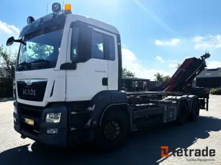 MAN TG 26. 6X2-4 LL med hejselad og bagmonteret kran