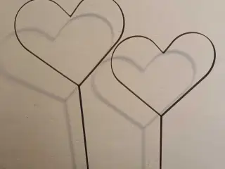 Jern hjerter på beton fod 