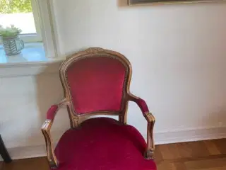 Flot rød velour stol.