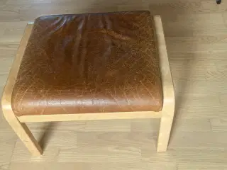Fodskammel i læder og bøg