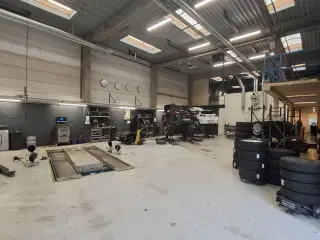 AUTOVÆRGSTED eller LAGER med store Port. Centralt beliggende ved 2 motorvejstilkørsler. Stort udeareal til præsentation af biler.