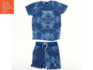 Blå tie-dye T-shirt og shorts sæt fra Hummel (str. 116)