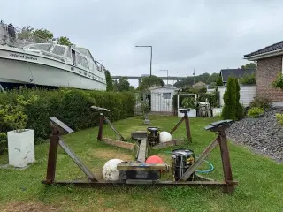 Kraftigt bådstativ til stor motorbåd