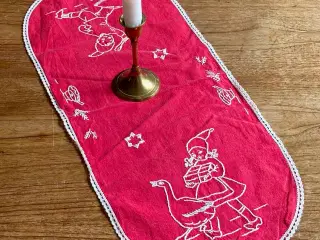 Håndbroderet bordløber, 57 x 23,5 cm