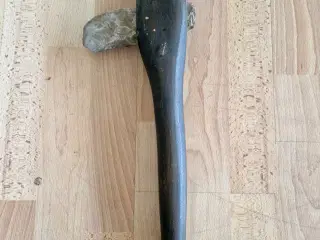 Stenøkse, flint, på nyere sort træskaft