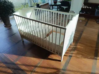 Fin tremmeseng med madras, sengekant, juniordune +