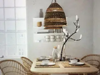 Yndigt spisebord i bambus - brugt sparsomt
