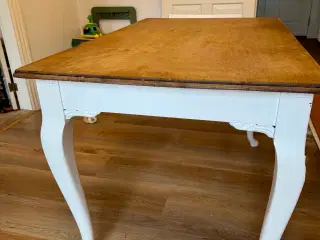 Smukt romantisk spisebord med hvidmalet underdel