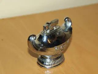 Gammel benzin lighter sælges.
