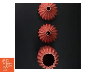 Røde keramiske vaser fra Broste (str. H 26 x ø 10 cm h 10 x ø 12 cm)