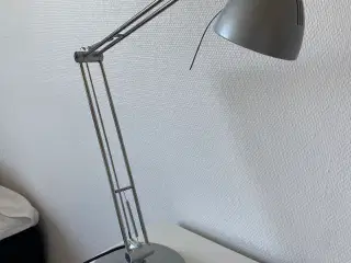 Bordlampe i sølv fra Ikea