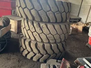 - - - Dæk med fælge til Volvo L90 Gummiged