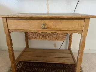 Sybord med skuffe i flet