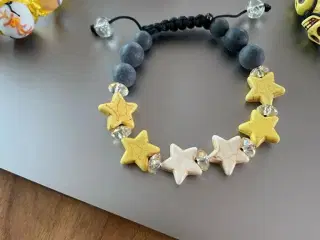 Nye knyttede armbånd