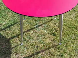 Spisebord rundt med plade. 