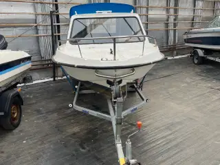 Kabinebåd Jofa med kaleche bådtrailer påhængsmotor