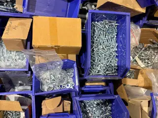 Diverse bolte nye i kasser