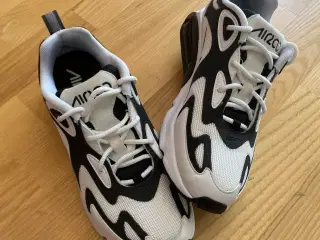 Sneakers (Nike Air 200)