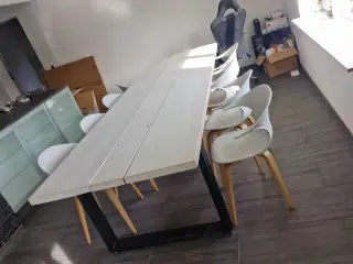 Hjemmelavet spisebord med stole