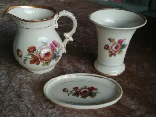 Rosenborg porcelæn (vase, flødekande, askebæger) 