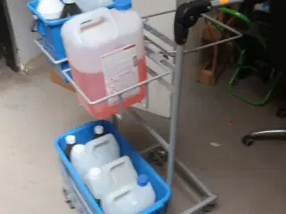 Rengøringsvogn med indhold