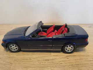 Modelbil, BMW 325i Cabriolet 1993.  Skala 1/18.