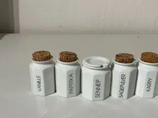 8 Lækre Krydderikrukker/Dåser i Hvidt Porcelæn