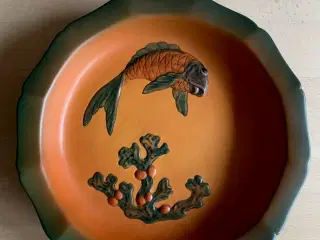 P. Ipsens Enke, fad med fisk