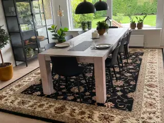 Spisebord i massiv eg