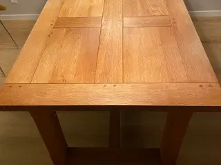Spisebord i egetræ