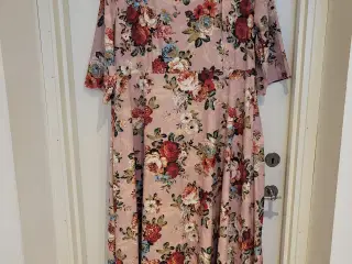 Plus size kjole i rosa med blomster 