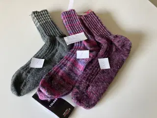 Hjemmestrikkede sokker sælges