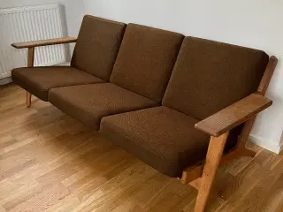 3 pers sofa og skrivepult.