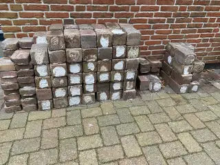 Herregårdssten kantblokke og alm.