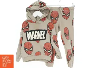Marvel sæt med hættetrøje og bukser fra H&M (str. 110)