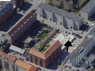 Parkeringsplads i hel ny parkeringskælder.