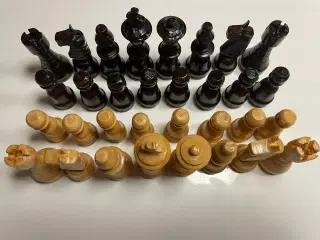 Skakbrikker i træ.