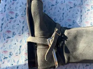 Grå ruskinds dessurstøvler fra Kønigs