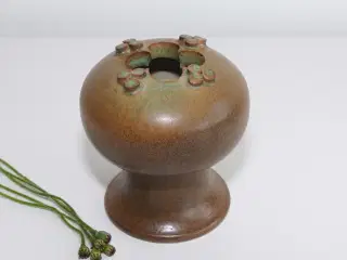 Vintage keramik vase med spændende form-signeret K