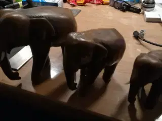 Håndskårne elefanter