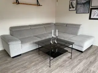 Lysegrå sofa med chaiselong