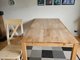 Spisebord med 4 stole