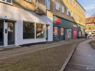 112 m² butik centralt ved Mozarts Plads med god facade eksponering