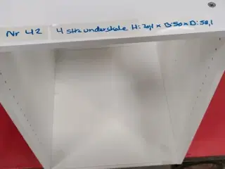 4 stk. usamlet underskabe H: 70,4 x B: 50 x D: 58,1 med 4 hylder