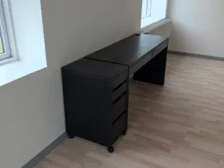 Skrivebord med skuffe sektion