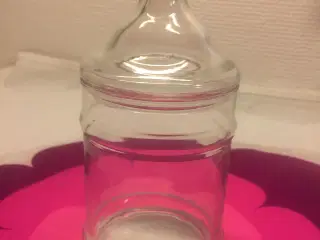 Glas med pæn glaslåg